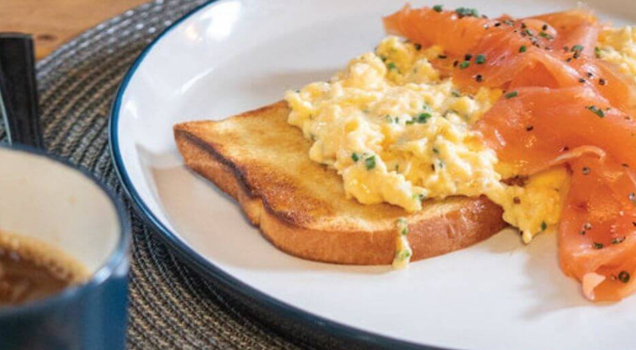 Low carb toast (breakfast with eggs and salmon)